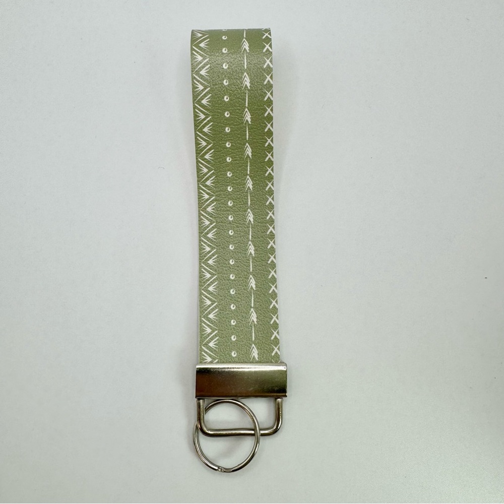 💚Green boho keychain. Lightweight, handmade, faux leather.